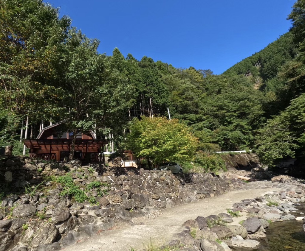 川から見上げたコテージ