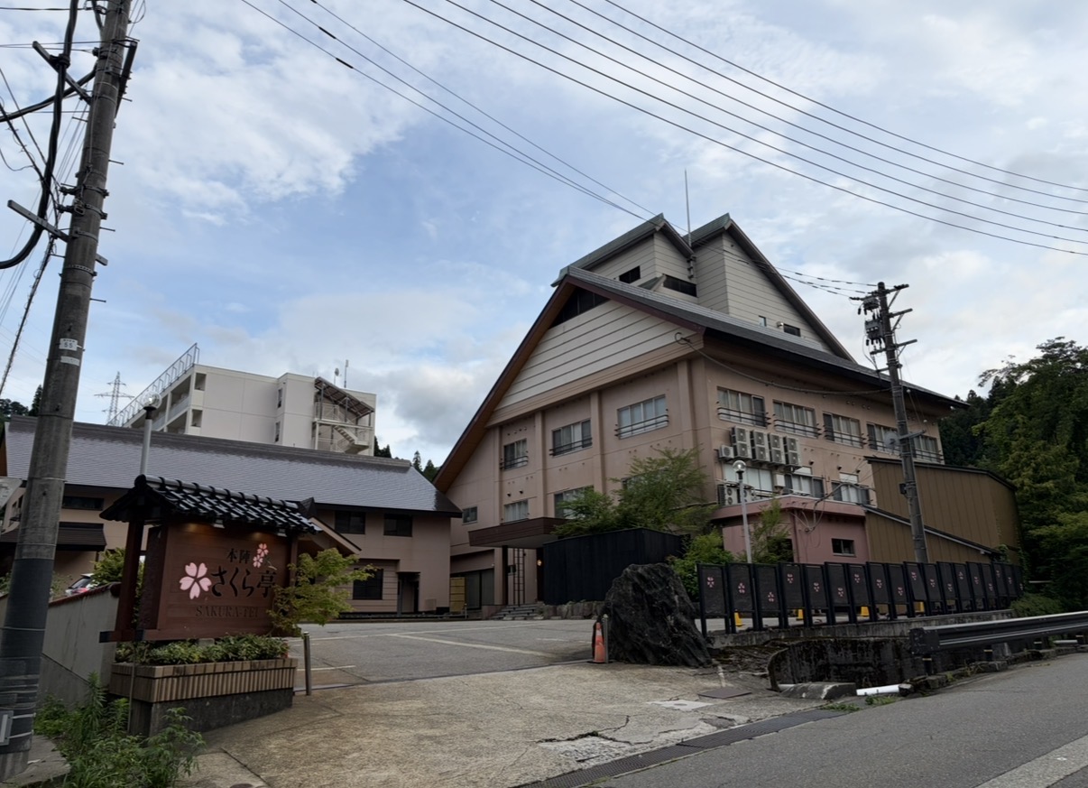 さくら亭の駅側入り口（近道）
