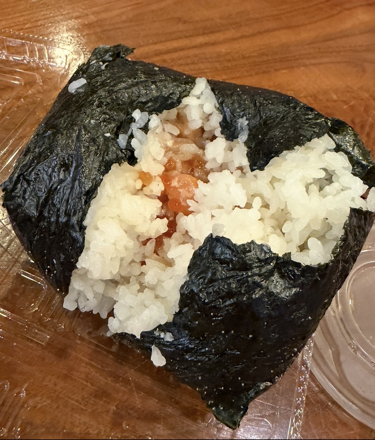 佐渡産糀漬け桜マスといくらをたっぷり使った贅沢おにぎり