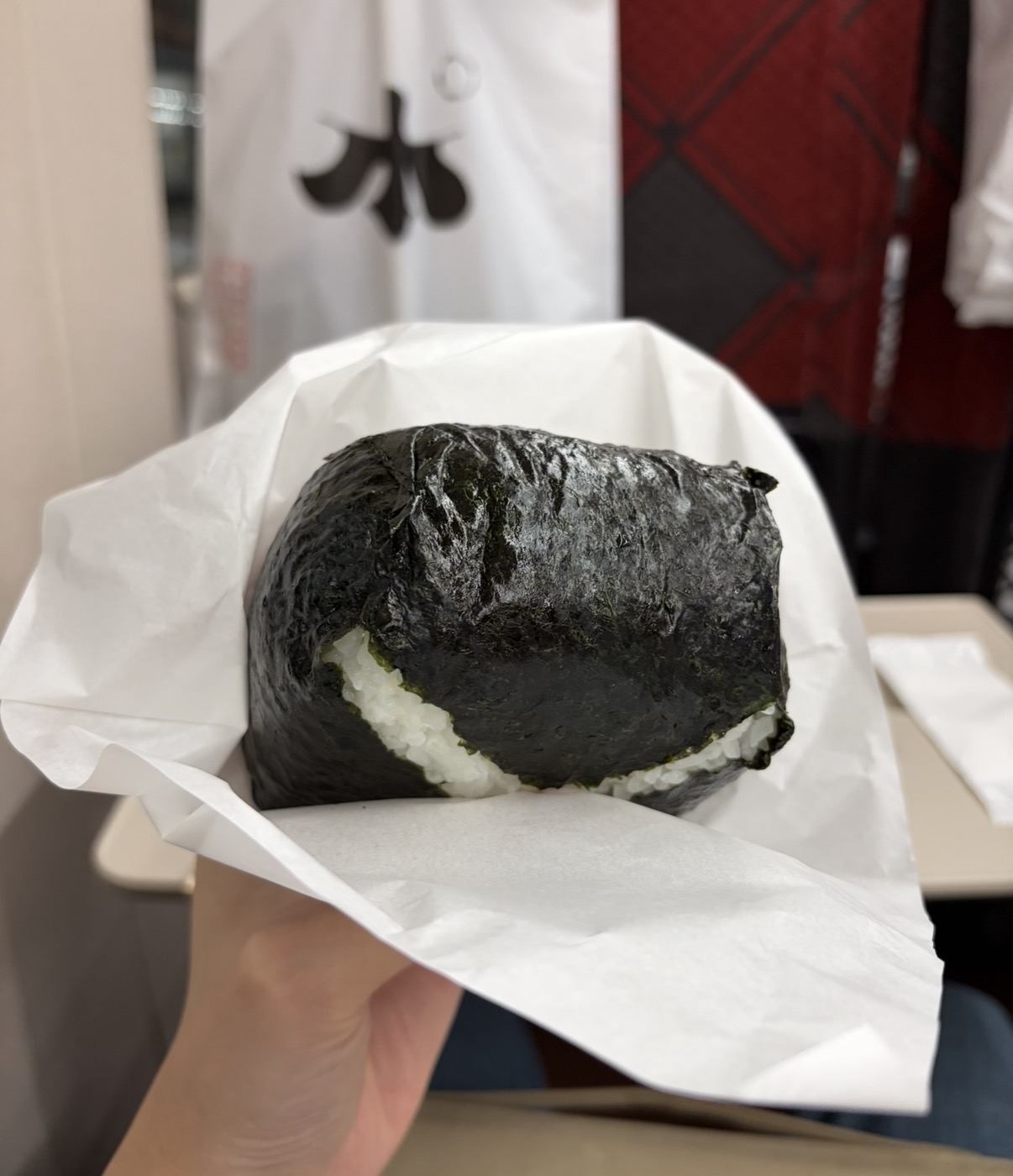 帰りの新幹線で2つ目食べました（ハンバーガーのようにフィルムで包んで食べるのがおすすめです。）
