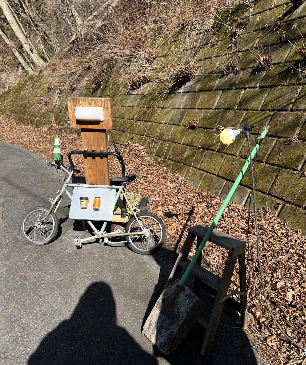 不思議な看板？坂道の上へと続いているようです。