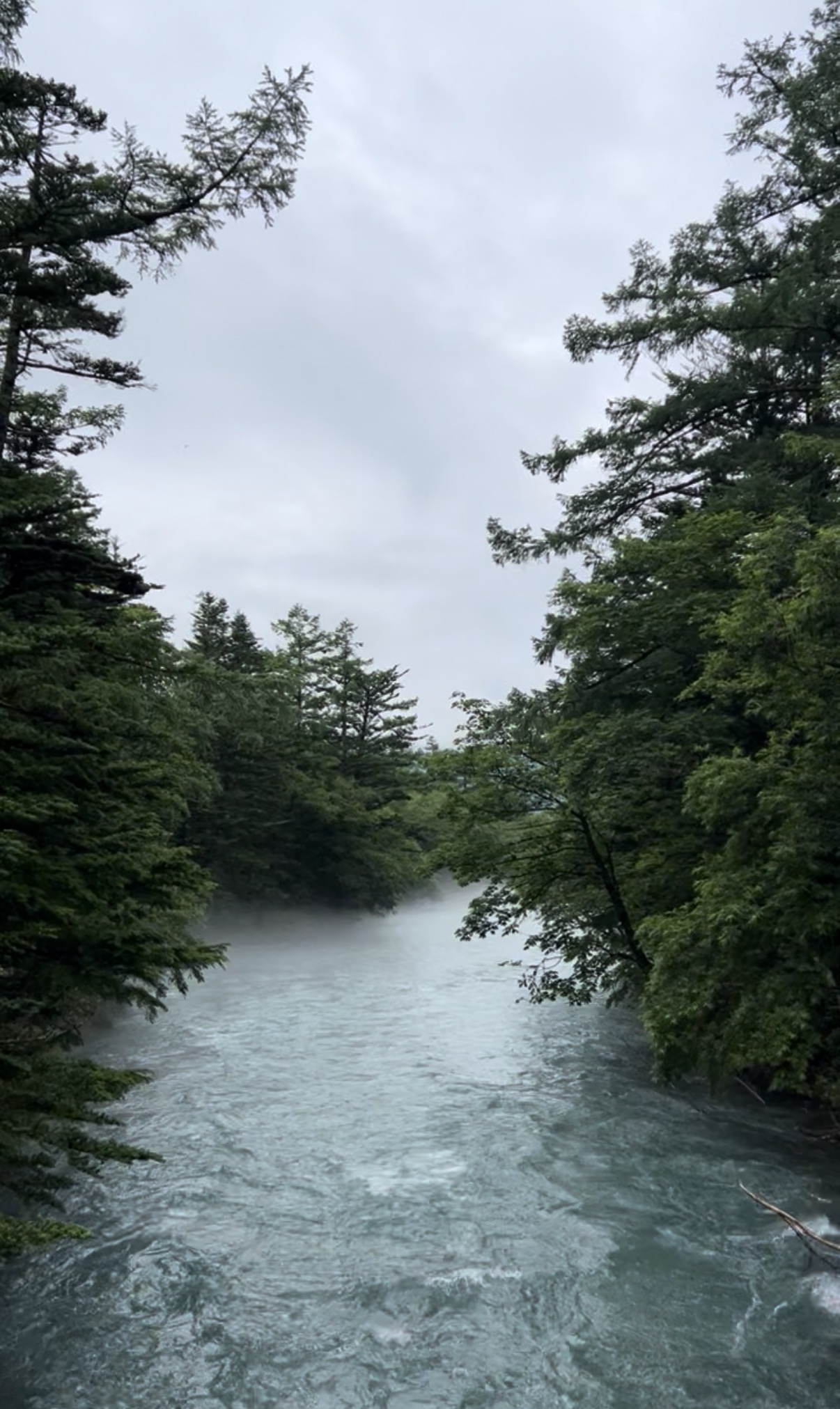 散策中の梓川の景色