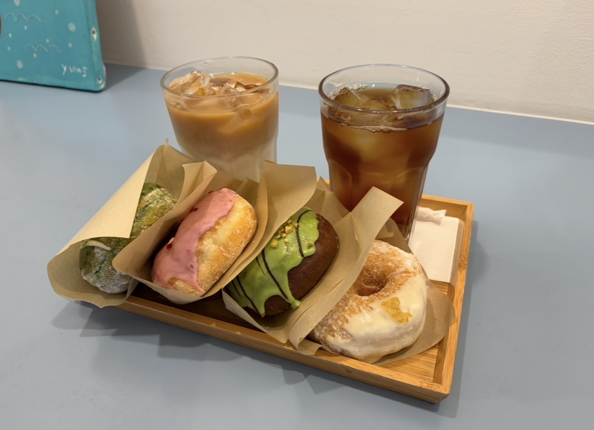 レモンクリームドーナツ（一番右）とピスタチオ（右から２番目）、アイスティー(同行した姉の注文分も載っています)