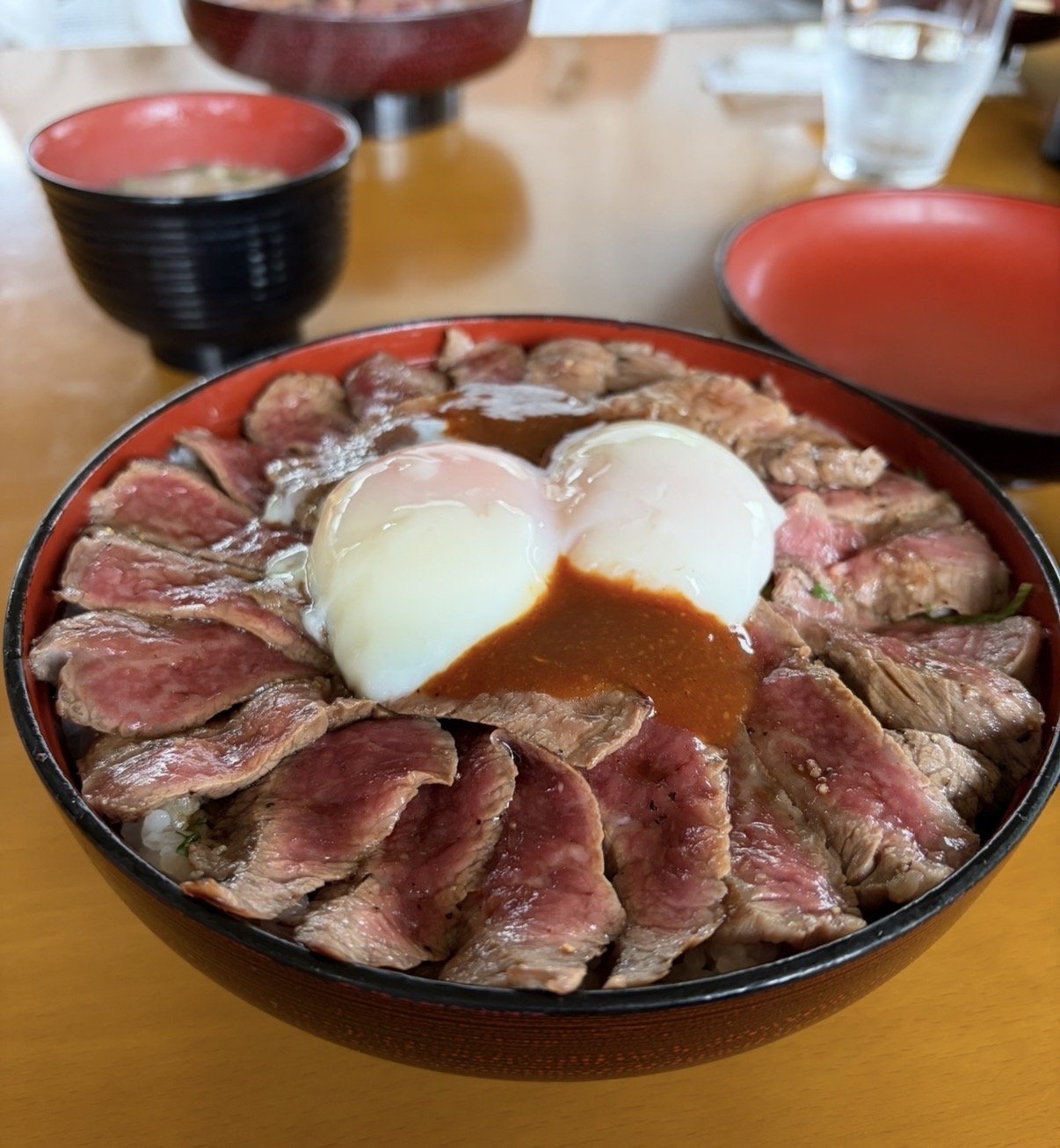 「気まぐれメガあか牛丼」