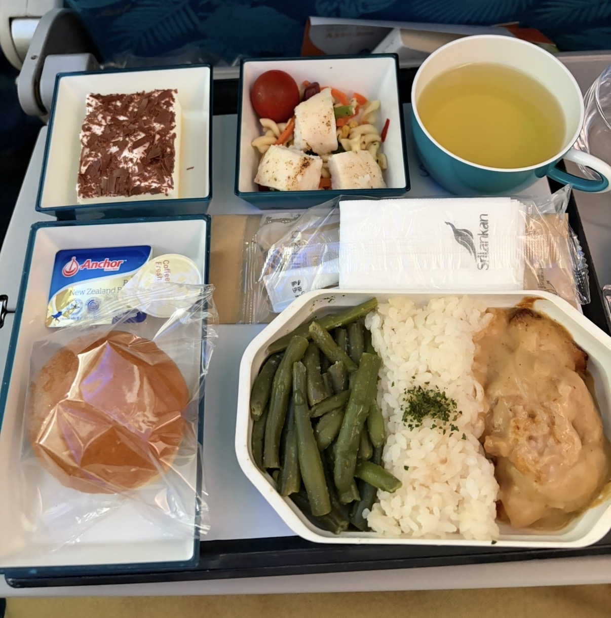 １回目の機内食で「チキン」を選択。