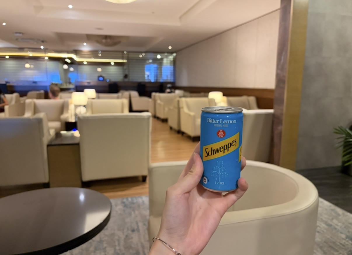 ラウンジのドリンク（青い缶のドリンク美味しかったです）