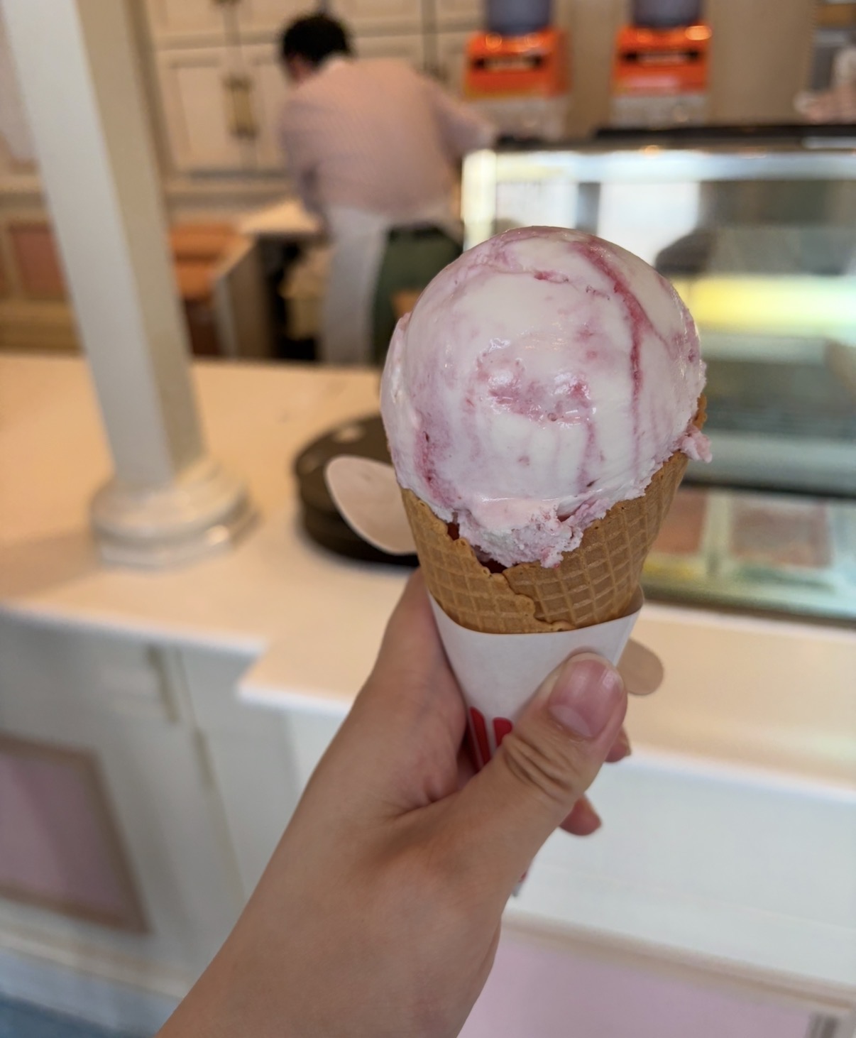 「ストロベリーチーズアイスクリーム」(400円)
